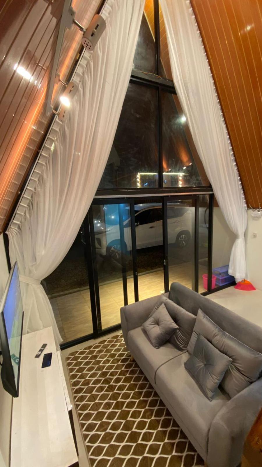 Agriya Lubis Cabin Diyeng Rom bilde